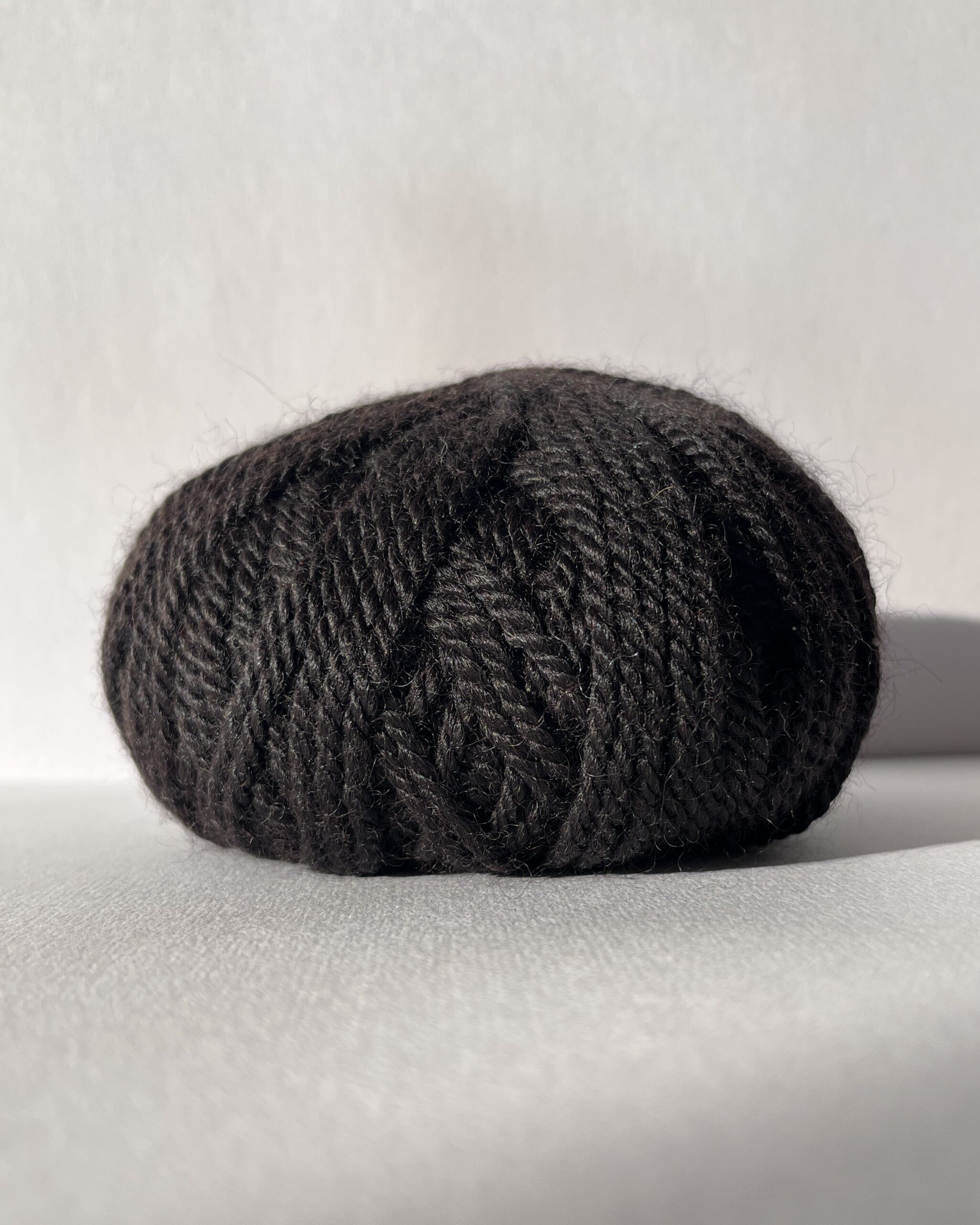 Redens Bay Black alpaca yarn showing soft twisted texture and natural colour